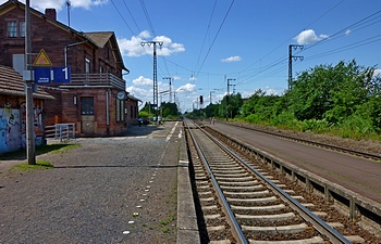 Das Bild zeigt links das Weiterstädter Bahnhofsgebäude, dann den niedigen Hausbahnsteigt, dann das Gleis und rechts den Mittelbahnsteig. 