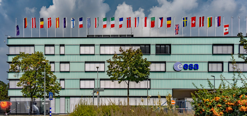 Auf dem Dach eines Esoc-Gebäudes stehen die Flaggen der Mitgliedsstaaten. Zu Zeit sind die Flaggen der ESA, Großbritanniens und Kanadas auf Halbmast.