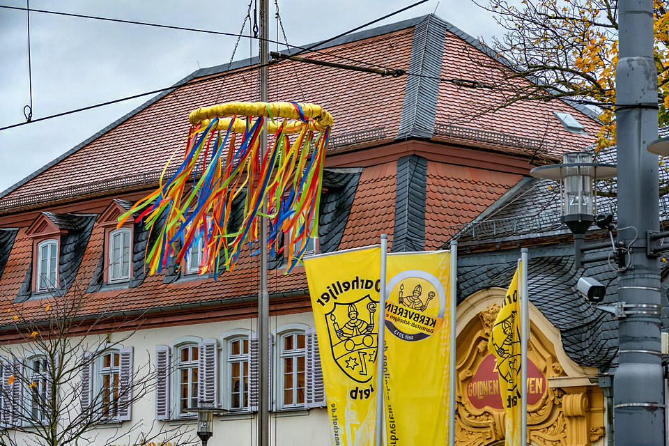 Kerb in Arheilgen, vor dem Bürgerhaus "Zum Goldenen Löwen" hängen der Kerbkranz und gelbe Flaggen des Kerbvereins